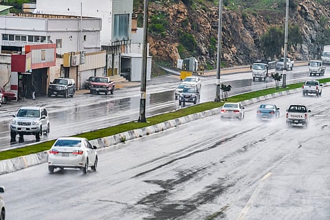 «911» يحذّر قائدي المركبات من أمطار شبه غزيرة على الباحة