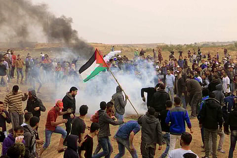 إصابة 50 فلسطينيًّا في مواجهات مع جيش الاحتلال بقطاع غزة