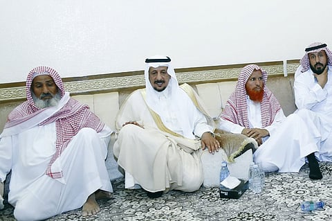 محافظ عقلة الصقور يؤدي صلاة الميت على الرقيب عبدالإله الحربي