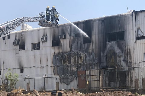 بالصور.. السيطرة على حريق بمصنع رخام بالمنطقة الصناعية في المدينة