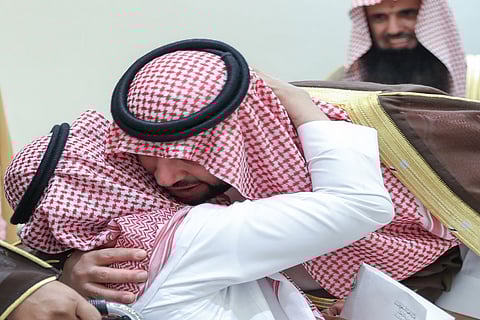 بالصور.. أمير الحدود الشمالية يستقبل أبًّا عفا عن قتلة ابنه