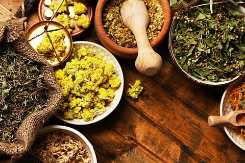 طبيب مخ وأعصاب يحذر من الخلطات الشعبية و«مساج السفن أب»