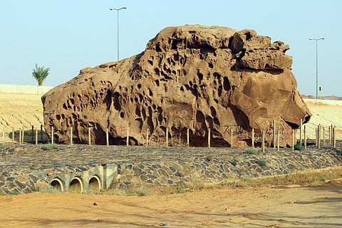 بالصور.. صخرة عنترة وبرج الشنانة تجذب زوار الصيف للقصيم