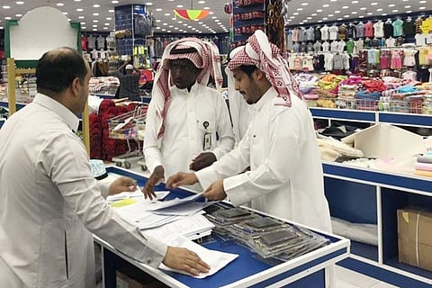 ضبط 192 مخالفة في حملات مفاجئة على المنشآت التجارية بالرياض