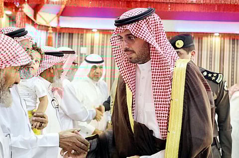 سعود بن جلوي ينقل تعازي القيادة لذوي الشهيد عاطي السلمي