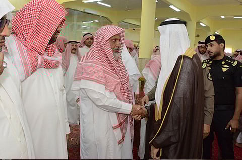 بالصور.. محافظ محايل يتقدم المُصلين على الشهيد الملازم أول يوسف عسيري