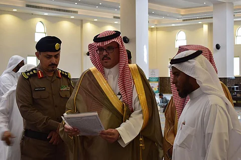 بالصور.. محافظ صبيا يزور البرنامج المكثف لحفظ القرآن الكريم ويكرم المتميزين