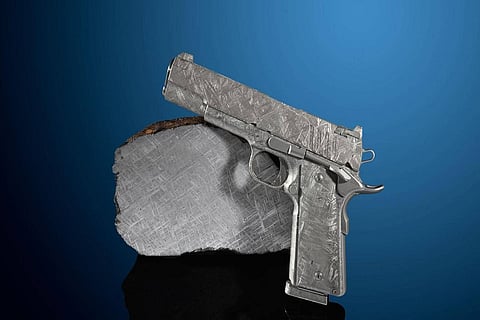 للبيع في  مزاد علني.. مسدسان مصنوعان من «نيزك» عمره 4.5 مليار سنة