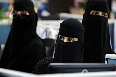 موظفات العدل يقدمن خدماتهن لـ28 ألف مستفيدة وينهين 56 ألف معاملة خلال شهر واحد