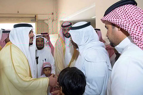 بالصور.. أمير الرياض بالنيابة ينقل تعازي القيادة لأسرة الشهيد المطيري