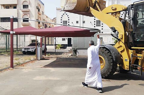 بالصور.. إزالة تعديات على حديقة ومواقف عامة بحي العوالي بمكة