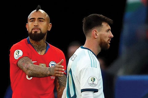 أرتورو فيدال ينضم إلى ميسي في الهجوم على «كونميبول»