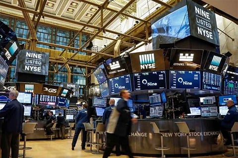 تراجع الأسهم الأمريكية مع تلاشي الآمال بخفض أسعار الفائدة