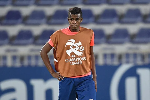«الرائد» يُعزز دفاعاته بلاعب «الأهلي» فيصل دراسي