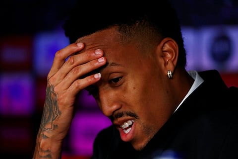 بالفيديو.. تعرض مدافع ريال مدريد لحالة غريبة على الهواء.. والنادي يلغي مؤتمر تقديمه