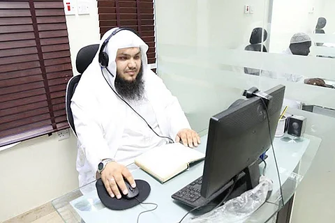 42 حافظًا للقرآن حول العالم ينالون شهادات «خيركم عن بعد»