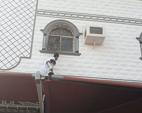 بالفيديو.. شابان يتسلقان جدران منزل يحترق لإنقاذ 3 أطفال حاصرتهم النيران