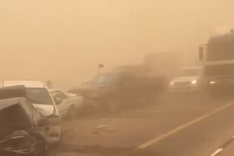 بالفيديو.. تصادم عدد من المركبات على الطريق الدولي بين صبيا وبيش بسبب الغبار