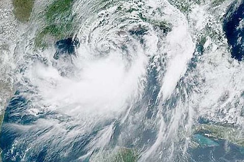 الإعصار باري يتحول إلى عاصفة استوائية لدى وصوله إلى ولاية لويزيانا الأمريكية