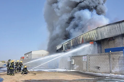بالصور.. مدني جدة يسيطر على حريق مستودع حي الخمرة بجدة
