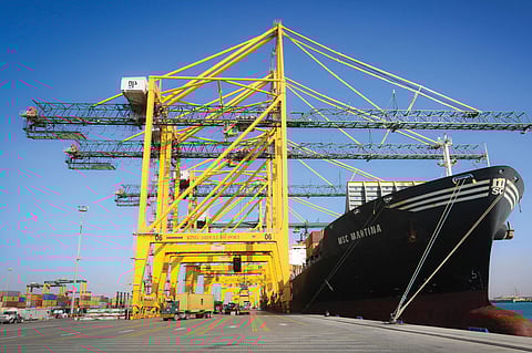 في أكبر عملية تجارية.. ميناء الملك عبدالله يتسلّم 28 رافعة