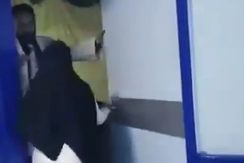 بالفيديو.. مسؤول في قسم الأشعة بمستشفى محايل يهين ممرضة