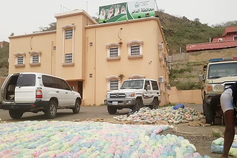 بالصور.. إحباط تهريب مواد مخدرة ومصادرة السيارات المستخدمة شرق جازان