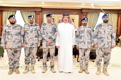 بالصور.. أمير جازان يقلّد عددًا من ضباط حرس الحدود رتبهم الجديدة