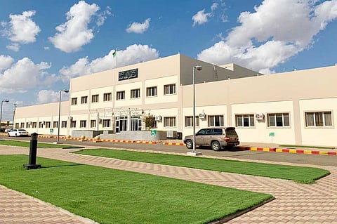 كلب مفترس يهاجم شابًا في الطائف.. ومستشفى ظلم ينقذه