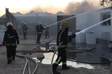 «مدني المدينة» يُسيطر على حريق ورشة أجهزة كهربائية على طريق الهجرة