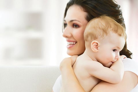 أولها حضن الأم.. 4 أسباب تظهر أهمية «العناق»