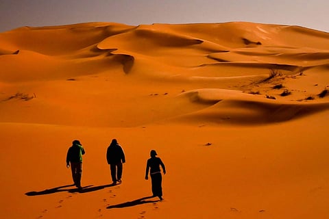 لقطات توثِّق لحظة العثور على مفقود عشريني بـ«صحراء الرياض»