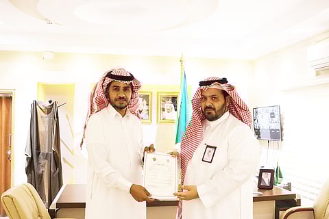 «بن لبدة» يسلِّم أول شهادة للزراعة العضوية لصاحب «حيد السنام» بالداير