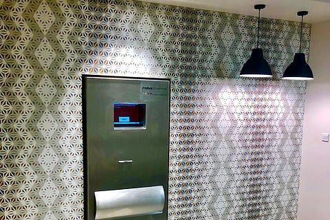 بالصور.. مجمع الملك فيصل يُدشّن خدمة صرف الأدوية بنظام الـ«A T M»