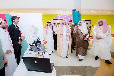 طالب بجامعة القصيم يخترع جهازًا لحماية السيارات من السرقة