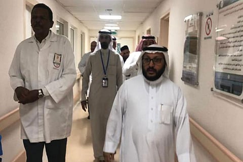 بالصور.. مدير «صحة الرياض» يفاجئ مستشفى الدوادمي بالزيارة فجرًا