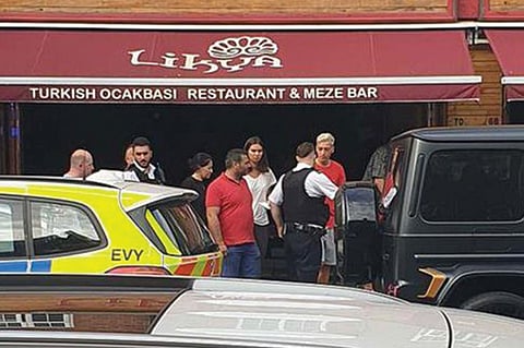 محاولة سرقة سيارة أوزيل وكولاسيناك يواجه اللصوص بأحد شوارع لندن