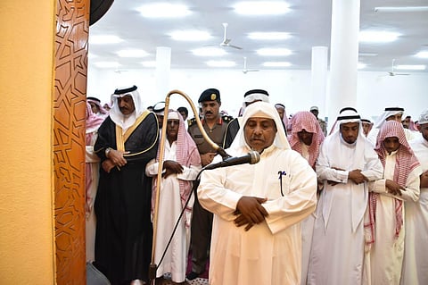 بالصور.. محافظ صامطة يؤدي صلاة الميت على الشهيد الصميلي