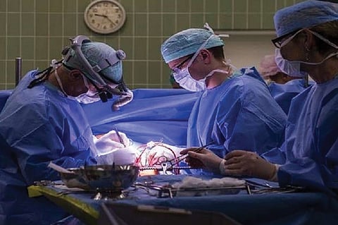 بالفيديو والصور.. أطباء يعثرون على كنز بـ65 ألف دولار في معدة مريضة هندية