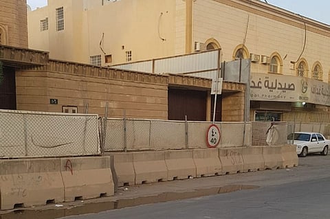 بالصور.. مواطن يتفاجأ باحتجازه داخل منزله في الرياض بـ«سجن إسمنتي»