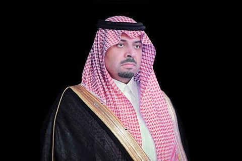 أمير الحدود الشمالية ينقل تعازي القيادة لأسرة الشهيد صقر العنزي