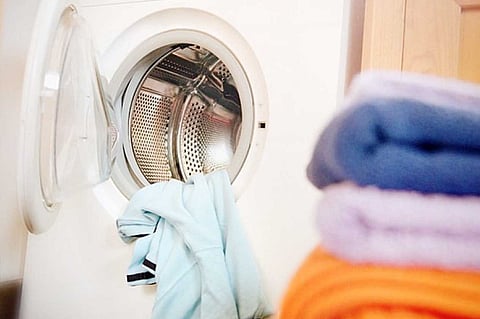 غسل الملابس الجديدة قبل ارتدائها ينقذك من «الكينولين المسرطن»