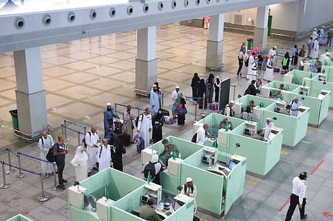 وزير النقل يقف على سير الأعمال بصالات الحج في مطار الملك عبدالعزيز