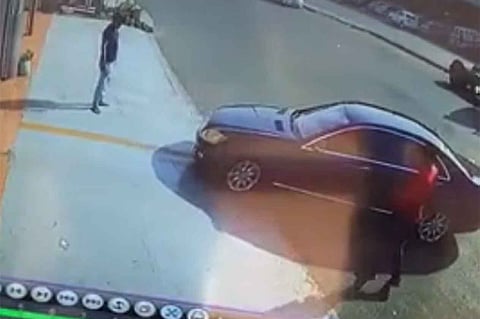 بالفيديو.. «لص جدة» ينصب فخًا لصاحب مرسيدس ويهرب بها أمام عينيه