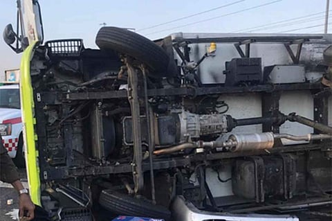 بالصور..٧ إصابات بحادث انقلاب شاحنة في جدة