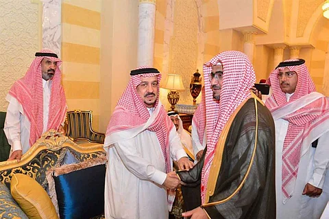 بالصور.. أبناء الأمير بندر بن عبدالعزيز يستقبلون المعزين في وفاة والدهم