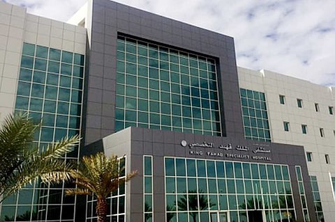 استشاري عيون بـ«الملك فهد التخصصي» يوضح سبب توقف العمليات.. و«صحة تبوك» ترد