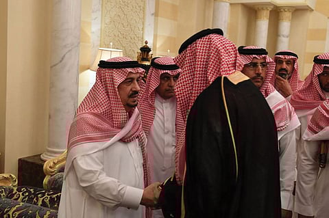 بالصور.. أبناء الأمير بندر بن عبدالعزيز يستقبلون المعزين في وفاة والدهم