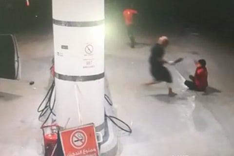 بالفيديو.. سقوط «ملثمَين» سلبا حصيلة إيرادات مالية من محطة وقود بالرياض