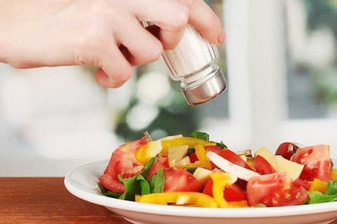 خبيرة تغذية تفسر سر الرغبة الشديدة في تناول الأطعمة المالحة